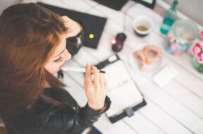 Ung kvinde laver arbejde med computer